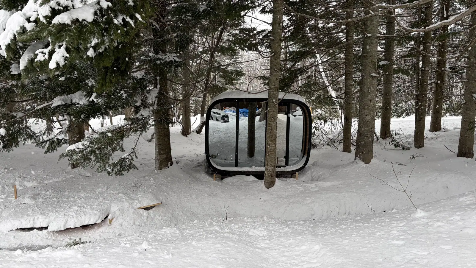 雪の敷地に据え付けたサウナキャビン