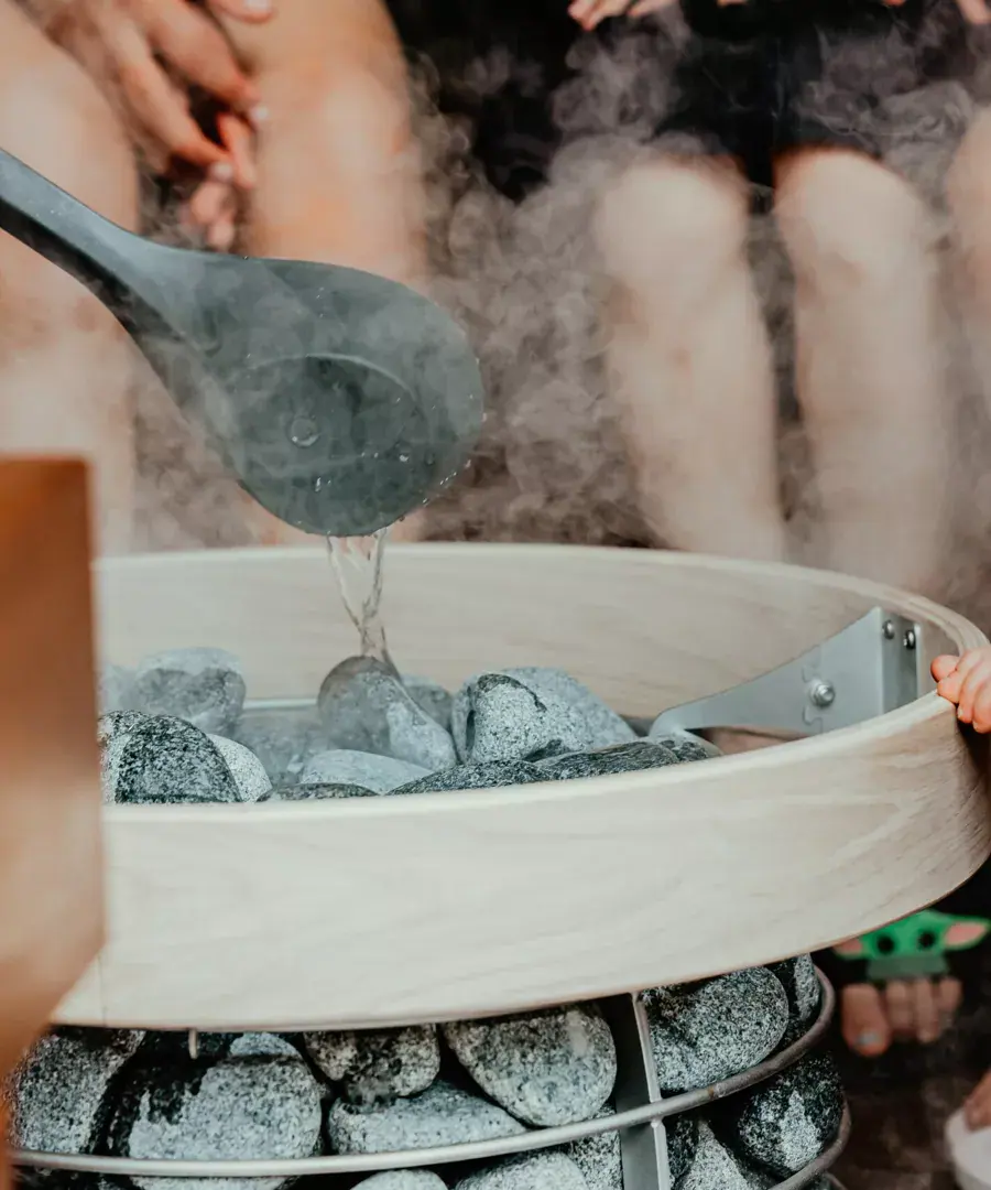 サウナストーンに水をかけた蒸気